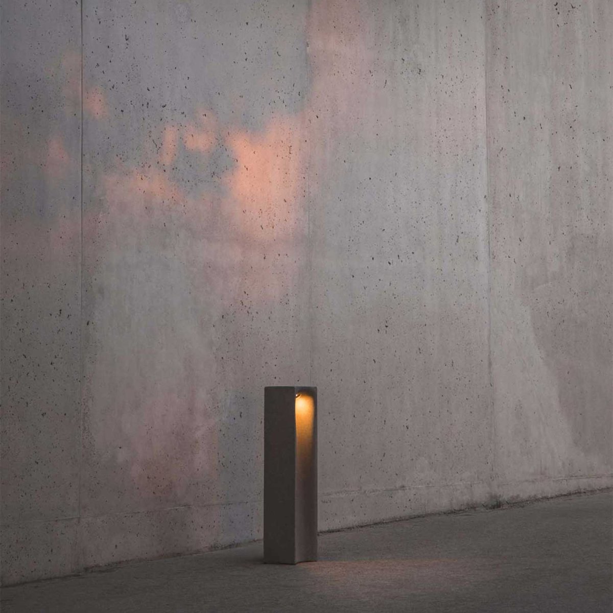 Grot - Balise extérieure led en béton design moderne – Image 5