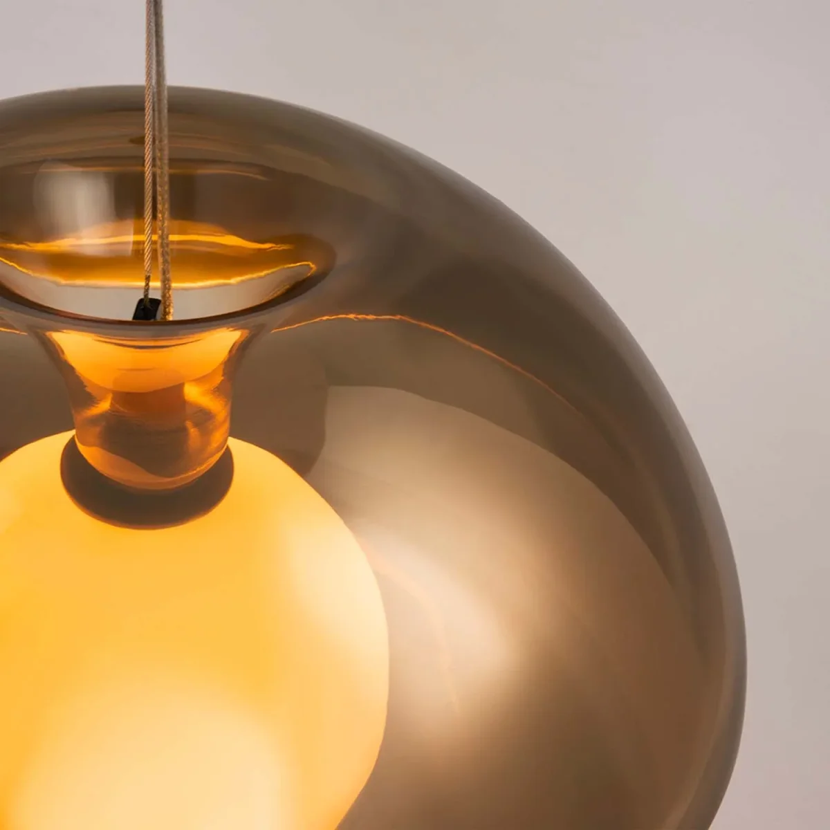 REBEL - Suspension design en forme de pomme, verre ambré LED intégrée – Image 4